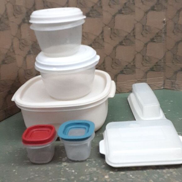 7 pc bundle of Rubbermaid storage containers - Picture 1 of 8